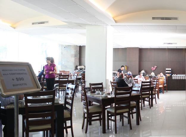 Imagen del bar/restaurante del Hotel Crown Victoria. Foto 8