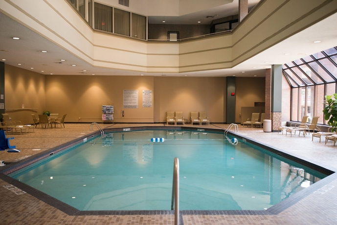 Imagen de la piscina del Hotel Crowne Plaza Aire Msp Airport - Mall Of America, An Ihg. Foto 18