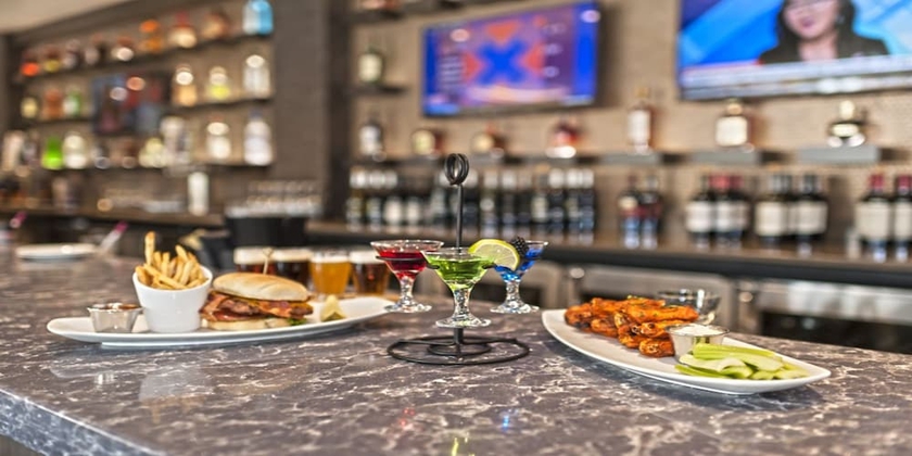 Imagen del bar/restaurante del Hotel Crowne Plaza Aire Msp Airport - Mall Of America, An Ihg. Foto 2