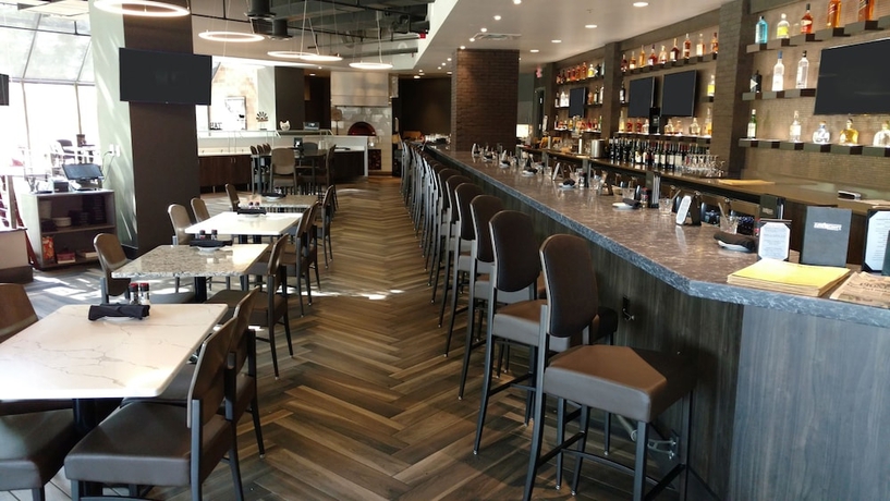 Imagen del bar/restaurante del Hotel Crowne Plaza Aire Msp Airport - Mall Of America, An Ihg. Foto 5