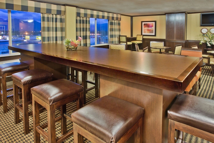 Imagen del bar/restaurante del Hotel Crowne Plaza Anchorage Midtown, An Ihg. Foto 3