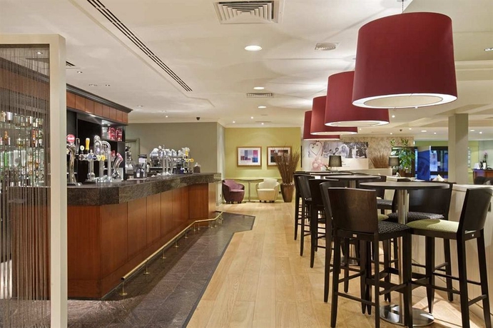 Imagen del bar/restaurante del Hotel Crowne Plaza Basingstoke, An Ihg. Foto 3