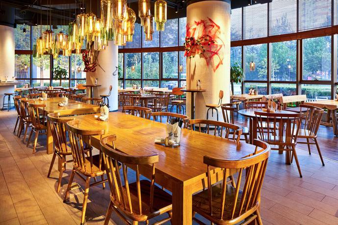 Imagen del bar/restaurante del Hotel Crowne Plaza Beijing Lido, An Ihg. Foto 5