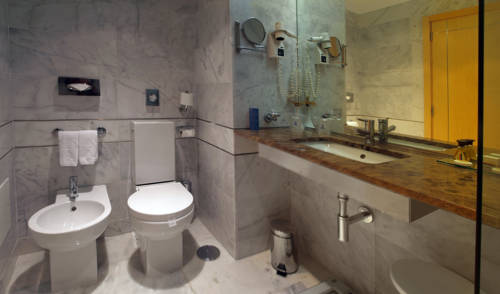 Imagen de la habitación del Hotel Crowne Plaza Caparica Lisbon, An Ihg. Foto 8