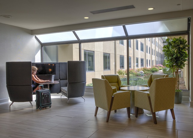 Imagen de los interiores del Hotel Crowne Plaza Chicago-Northbrook, an IHG. Foto 17