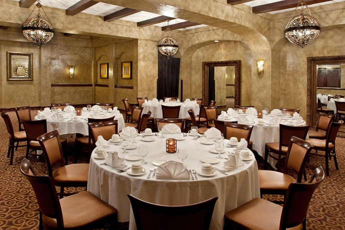 Imagen del bar/restaurante del Hotel Crowne Plaza Cleveland Airport, An Ihg. Foto 3