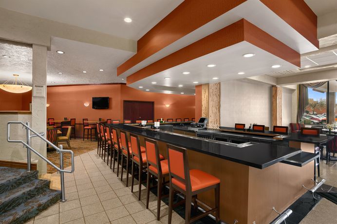Imagen del bar/restaurante del Hotel Crowne Plaza Columbus North- Worthington, An Ihg. Foto 4