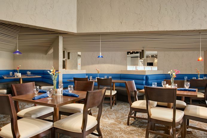 Imagen del bar/restaurante del Hotel Crowne Plaza Columbus North- Worthington, An Ihg. Foto 6