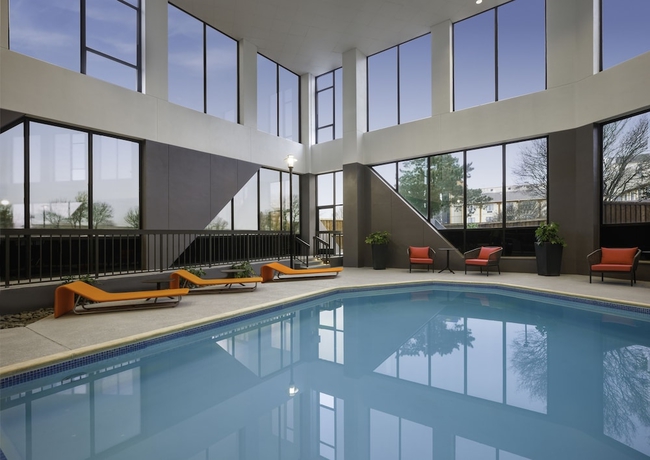 Imagen de la piscina del Hotel Crowne Plaza Dallas Love Field - Med Area, An Ihg. Foto 19