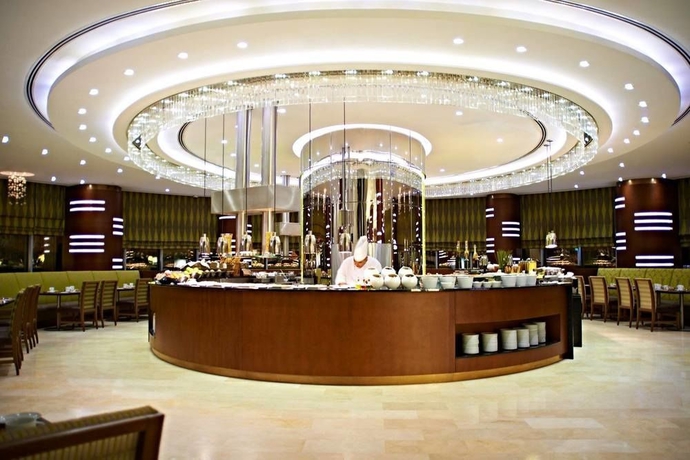 Imagen del bar/restaurante del Hotel Crowne Plaza Doha - The Business Park, An Ihg. Foto 3