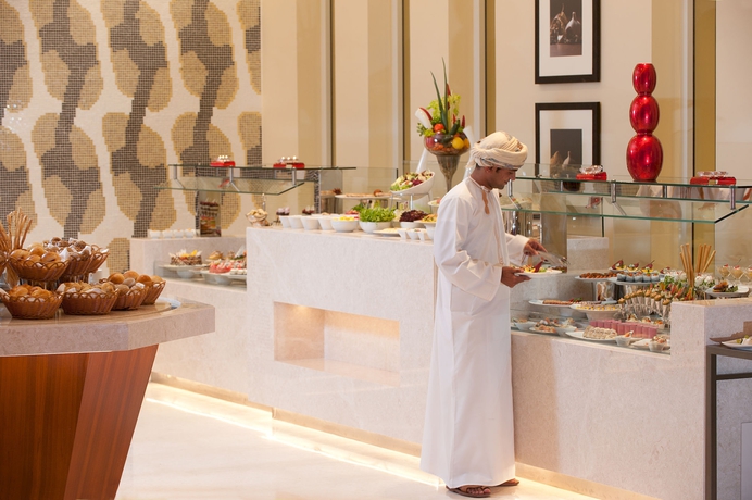 Imagen del bar/restaurante del Hotel Crowne Plaza Duqm, An Ihg. Foto 4