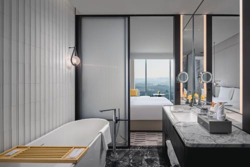 Imagen de la habitación del Hotel Crowne Plaza Ezhou, an IHG. Foto 13