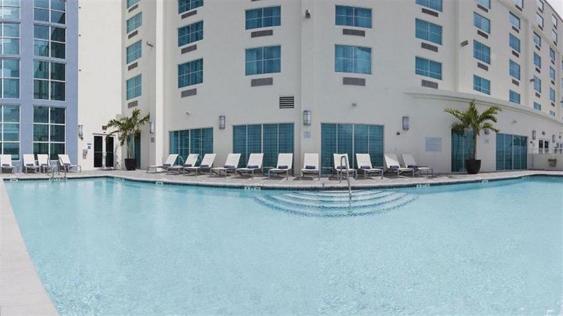 Imagen de la piscina del Hotel Crowne Plaza Fort Lauderdale Airport. Foto 16