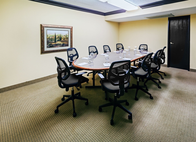 Imagen de los interiores del Hotel Crowne Plaza Houston Suites. Foto 7