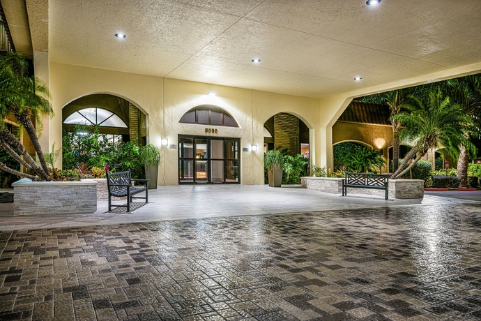 Imagen de los exteriores del Hotel Crowne Plaza Houston Suites. Foto 6