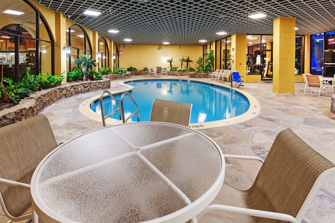 Imagen de la piscina del Hotel Crowne Plaza Houston Suites. Foto 15