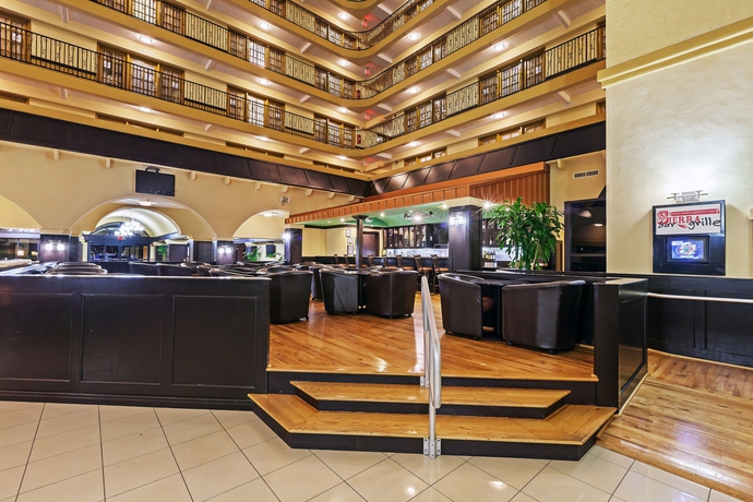 Imagen del bar/restaurante del Hotel Crowne Plaza Houston Suites. Foto 2