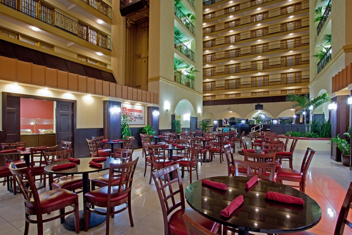 Imagen del bar/restaurante del Hotel Crowne Plaza Houston Suites. Foto 3