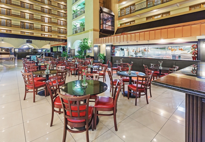Imagen del bar/restaurante del Hotel Crowne Plaza Houston Suites. Foto 4