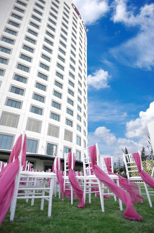 Imagen de los exteriores del Hotel Crowne Plaza Istanbul - Oryapark, An Ihg. Foto 12