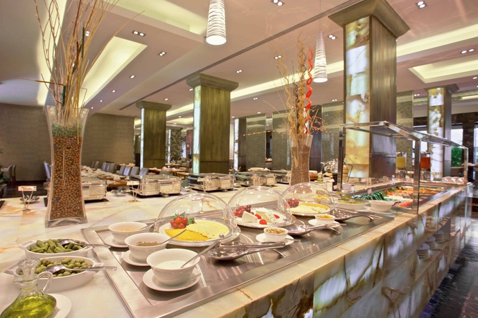 Imagen del bar/restaurante del Hotel Crowne Plaza Jeddah, An Ihg. Foto 2