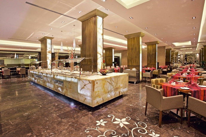 Imagen del bar/restaurante del Hotel Crowne Plaza Jeddah, An Ihg. Foto 3