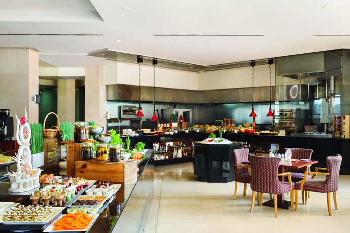 Imagen del bar/restaurante del Hotel Crowne Plaza Jumeirah Dubai. Foto 3