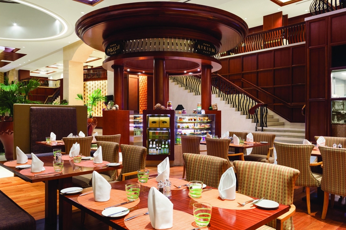 Imagen del bar/restaurante del Hotel Crowne Plaza Jumeirah Dubai. Foto 4