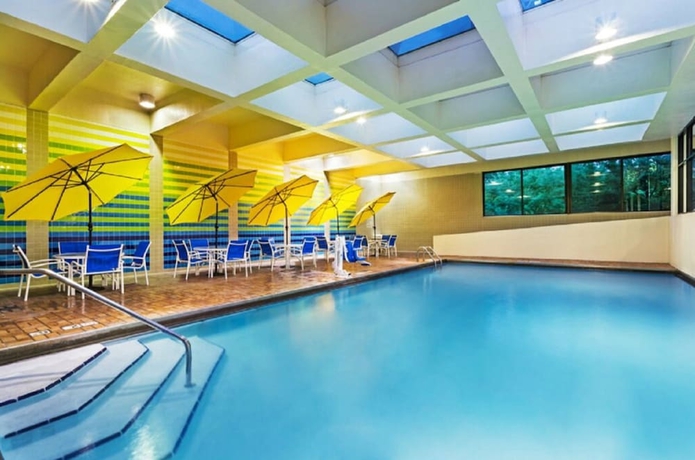 Imagen de la piscina del Hotel Crowne Plaza Knoxville Downtown University, An Ihg. Foto 19