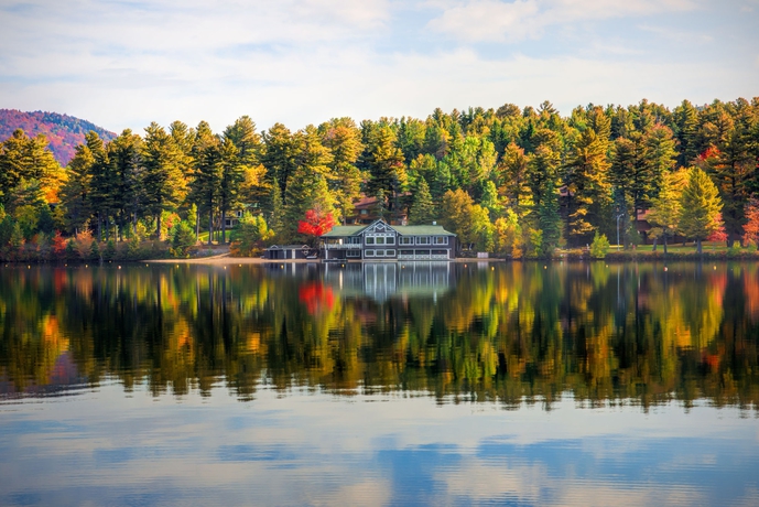 Imagen de los exteriores del Hotel Crowne Plaza Lake Placid Resort. Foto 6