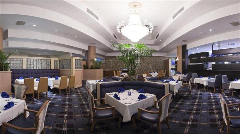 Imagen del bar/restaurante del Hotel Crowne Plaza Los Angeles Harbor , An Ihg. Foto 5