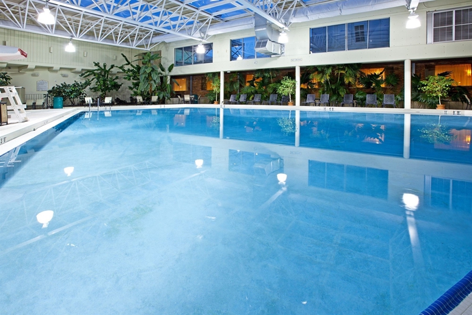 Imagen de la piscina del Hotel Crowne Plaza Louisville Airport Expo Center, An Ihg. Foto 16