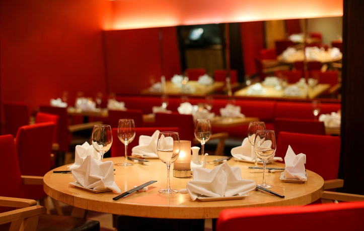 Imagen del bar/restaurante del Hotel Crowne Plaza Manchester Airport, An Ihg. Foto 5