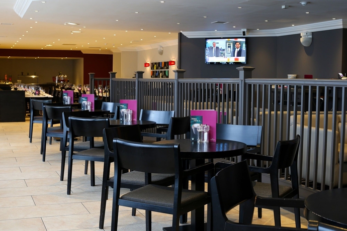 Imagen del bar/restaurante del Hotel Crowne Plaza Manchester Airport, An Ihg. Foto 7