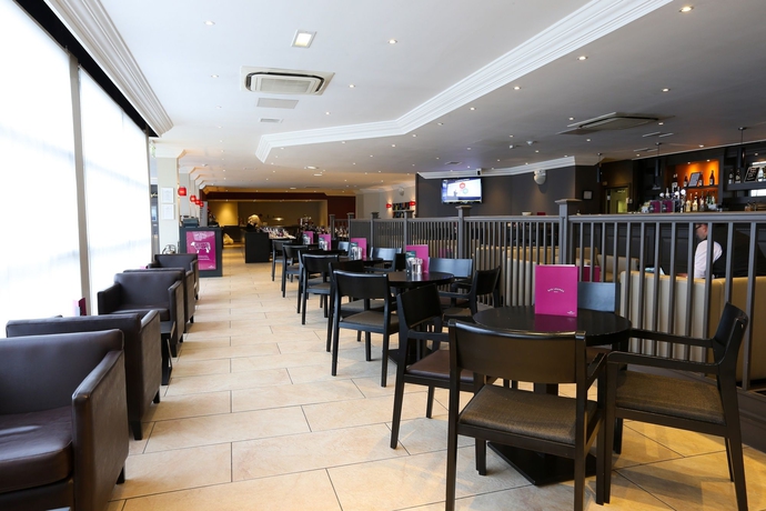 Imagen del bar/restaurante del Hotel Crowne Plaza Manchester Airport, An Ihg. Foto 8