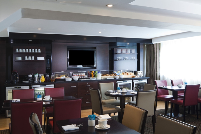 Imagen del bar/restaurante del Hotel Crowne Plaza Manchester Airport, An Ihg. Foto 10