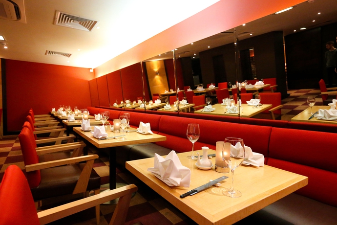 Imagen del bar/restaurante del Hotel Crowne Plaza Manchester Airport, An Ihg. Foto 14