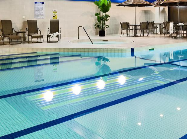 Imagen de la piscina del Hotel Crowne Plaza Minneapolis West, An Ihg. Foto 12