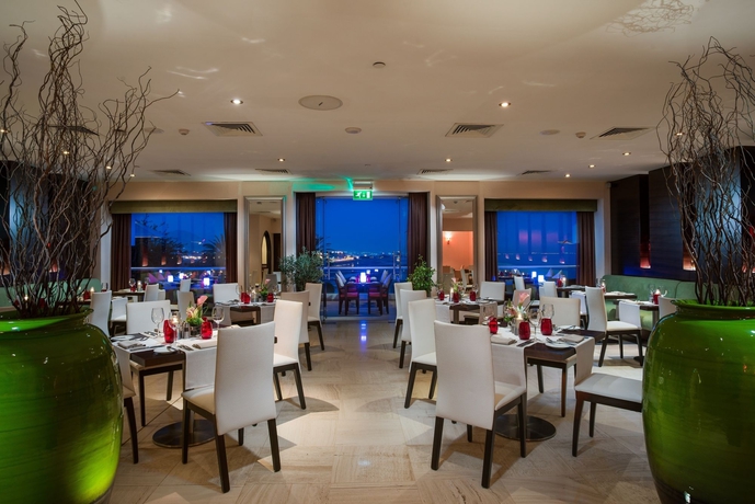 Imagen del bar/restaurante del Hotel Crowne Plaza Muscat, An Ihg. Foto 5