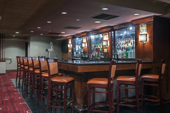 Imagen del bar/restaurante del Hotel Crowne Plaza Newark Airport. Foto 3