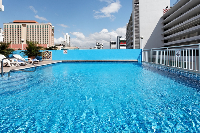 Imagen de la piscina del Hotel Crowne Plaza Panama. Foto 15