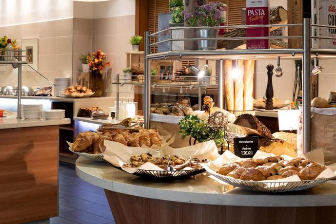 Imagen del bar/restaurante del Hotel Crowne Plaza Paris Marne-la-Vallee by IHG. Foto 3