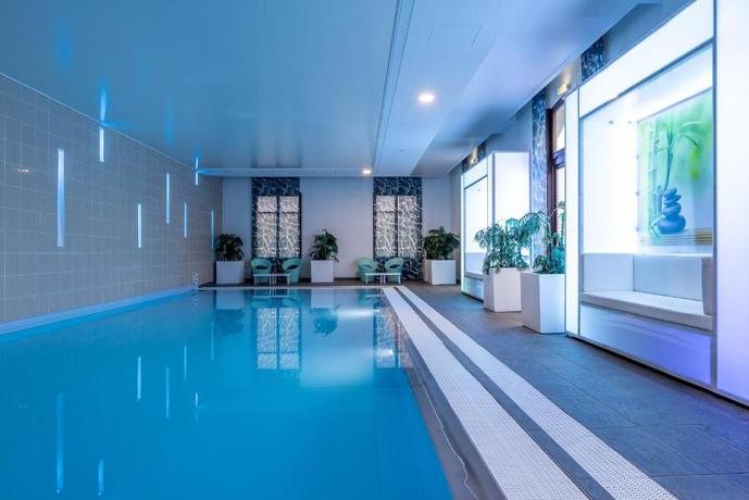 Imagen de la piscina del Hotel Crowne Plaza Paris Marne-la-Vallee by IHG. Foto 18