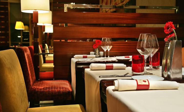 Imagen del bar/restaurante del Hotel Crowne Plaza Porto, An Ihg. Foto 2