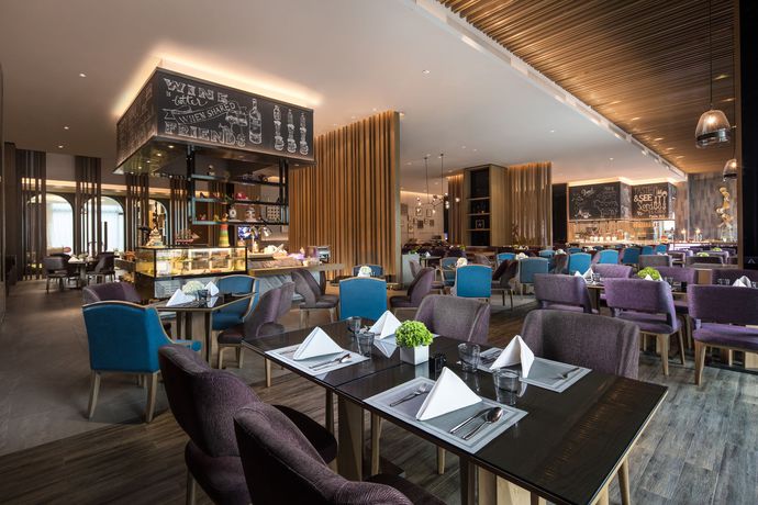 Imagen del bar/restaurante del Hotel Crowne Plaza Qingdao Oriental Movie Metropolis, An Ihg. Foto 2