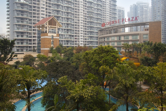 Imagen de la piscina del Hotel Crowne Plaza Riverside Chongqing. Foto 16