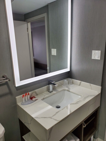Imagen de la habitación del Hotel Crowne Plaza Saint John Harbour View, An Ihg. Foto 16