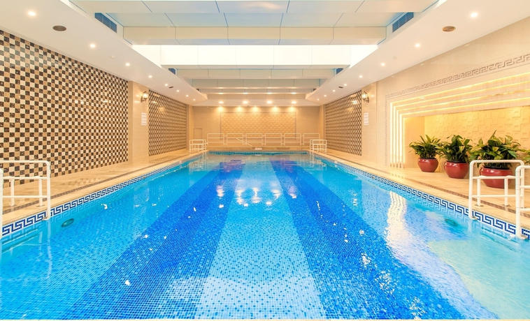 Imagen de la piscina del Hotel Crowne Plaza Shanghai. Foto 16