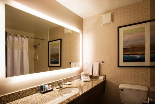 Imagen de la habitación del Hotel Crowne Plaza Silicon Valley North - Union City, an IHG. Foto 6
