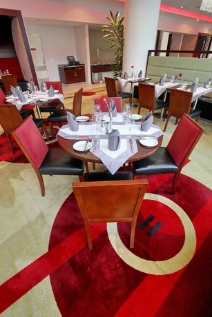 Imagen del bar/restaurante del Hotel Crowne Plaza Sofia, An Ihg. Foto 3